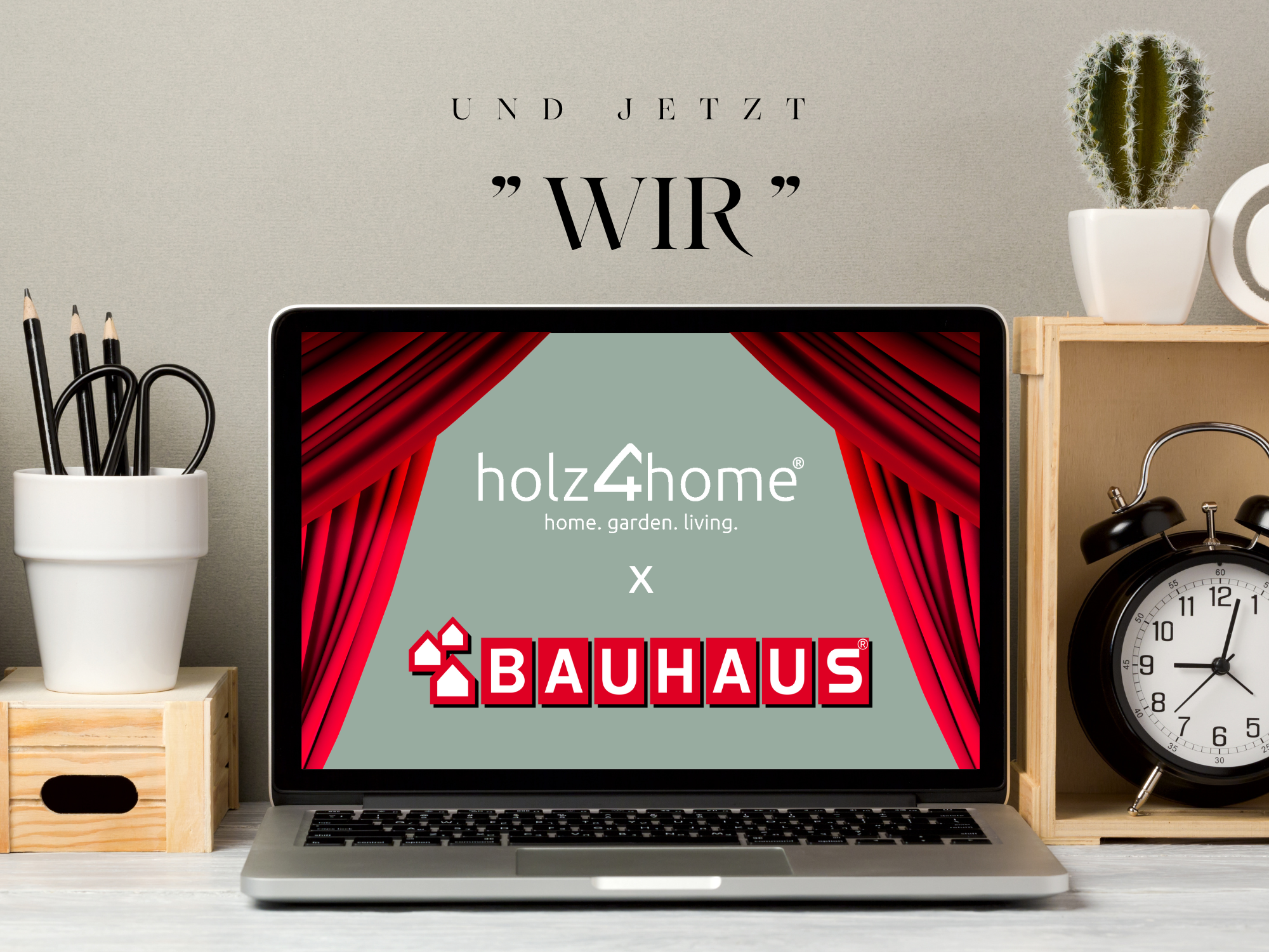 Laptop zeigt die Kooperation von holz4home und Bauhaus mit rotem Vorhang und dem Schriftzug wir