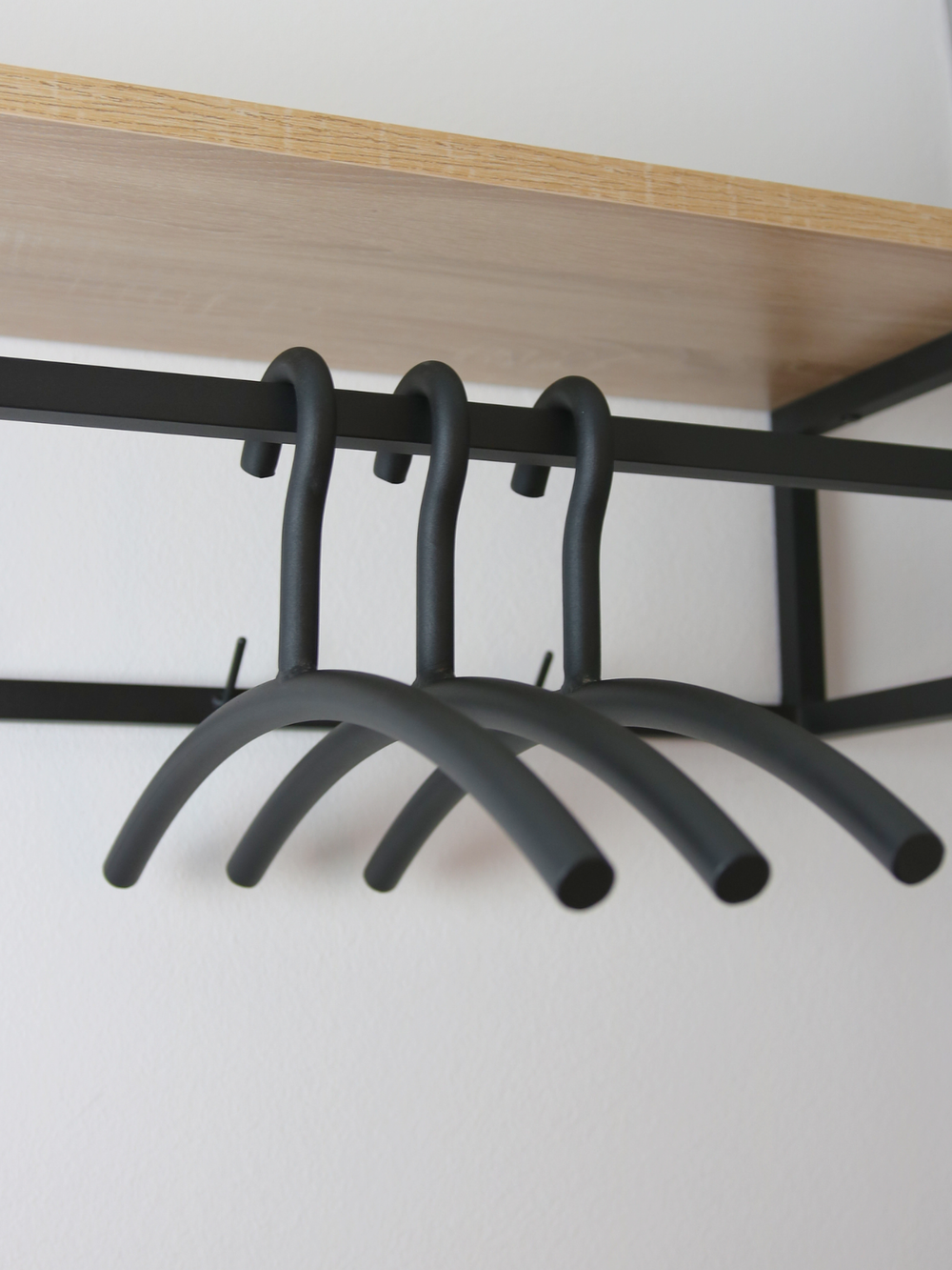 Garderobe Sonoma Eiche - inkl. 3 Kleiderbügel aus Metall - Schwarz