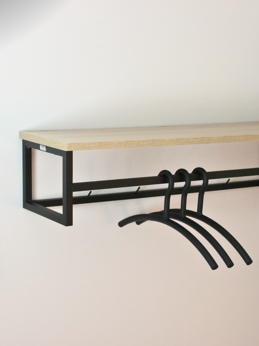 Garderobe Sonoma Eiche - inkl. 3 Kleiderbügel aus Metall - Schwarz