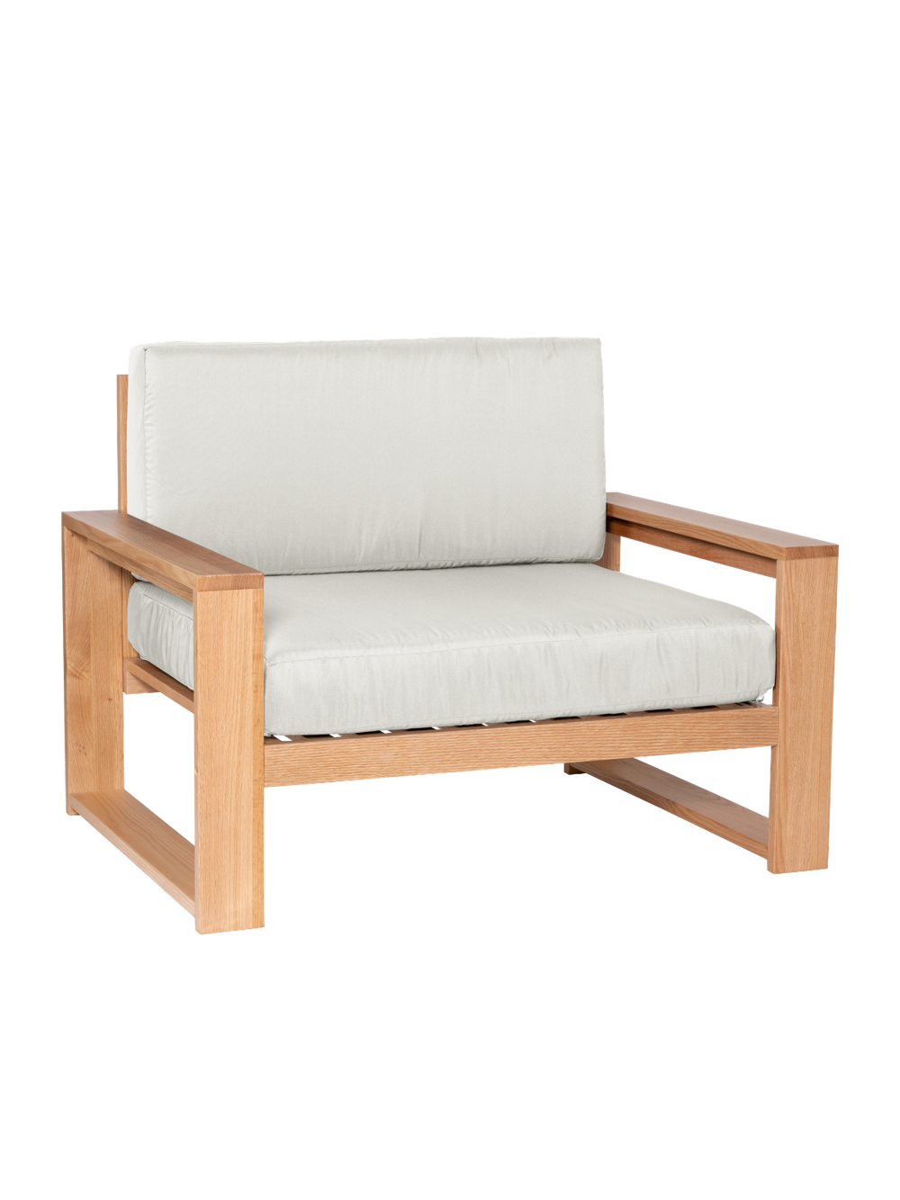 Sessel der Gartenlounge aus Eiche mit cremeweißen Polstern und breiten Armlehnen, freigestellt gezeigt